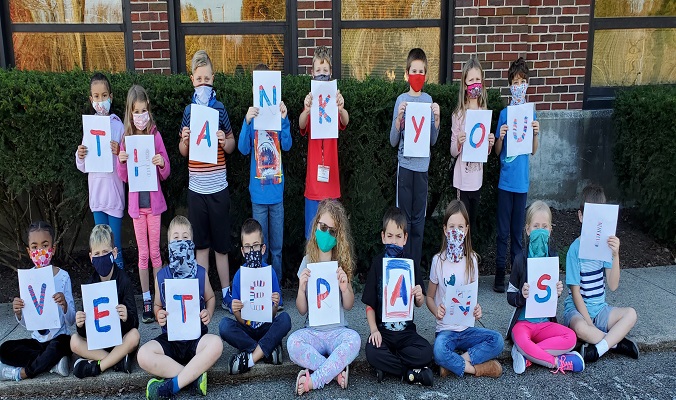 students with signs - thank you veterans